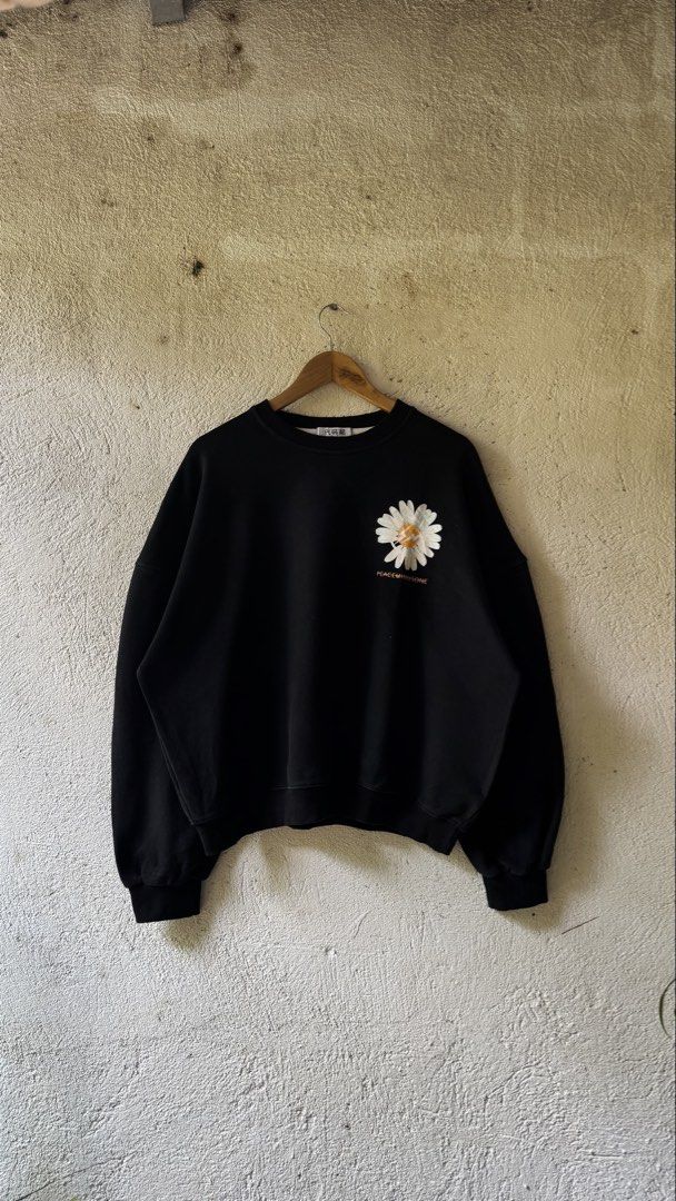Peaceminusone sweater (Category: Coats, Jackets and Outerwear) located in Lipa City. Submitted by scrap.threads (Listing ID 1459700174, Image 1). Description: Item: Peaceminusone sweater Bootleg pero fit and fabric napaka 💯🤌 Price: 350 Dimes: Width - 25 Length - 24 Issue: none Lipa City Ship via J&T (Shouldered by buyer) Payment via Gcash ***Notice*** Color may vary due to lighting. Payment first. Item/s are thrifted or used condition unless st