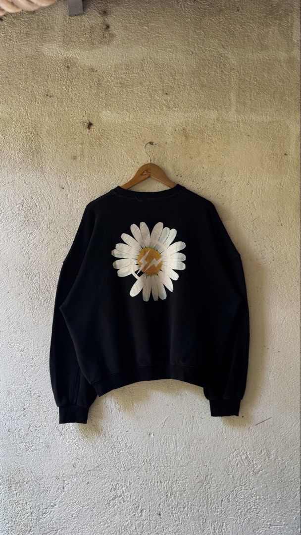 Peaceminusone sweater (Category: Coats, Jackets and Outerwear) located in Lipa City. Submitted by scrap.threads (Listing ID 1459700174, Image 2). Description: Item: Peaceminusone sweater Bootleg pero fit and fabric napaka 💯🤌 Price: 350 Dimes: Width - 25 Length - 24 Issue: none Lipa City Ship via J&T (Shouldered by buyer) Payment via Gcash ***Notice*** Color may vary due to lighting. Payment first. Item/s are thrifted or used condition unless st