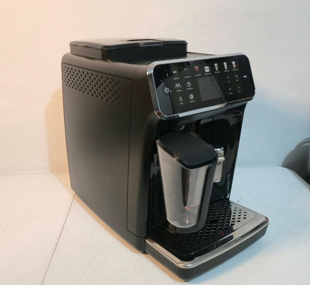 Philips Series 4400 Fully Automatic Espresso Machine (Category: Coffee Machines & Makers) located in Rizal. Submitted by joan5505 (Listing ID 1459710425, Image 3). Description: Philips Series 4400 Fully Automatic Espresso Machine Australian mall pull out Used as demo unit 220V Model:EP4441 Made in Romania Low Coffee Count With Cold Brew Option No issue 30k.