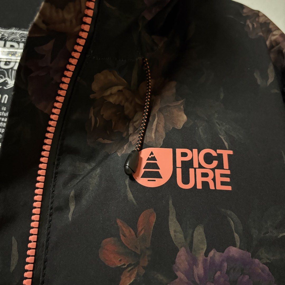 Picture Ski Jacket / Puffer Hoodie (Category: Coats, Jackets and Outerwear) located in Manila. Submitted by hazzfashionmusthaves (Listing ID 1459810654, Image 3). Description: .