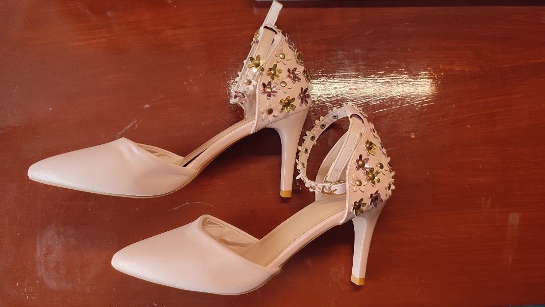Pink Floral Ankle Strap Heels | Size 35 (Category: Heels) located in Zamboanga. Submitted by yuniii.ra (Listing ID 1459749344, Image 2). Description: Selling these pink heels with floral ankle strap details. Bought through a live selling stream, but unfortunately they don't fit my feet comfortably around the toe box. 📌 Size: 35 📌 Heel height: Approx. 3 inches 📌 Best fit: Size 35 📌 Fit note: I normally wear a size 35 to 36, but I have wider fe