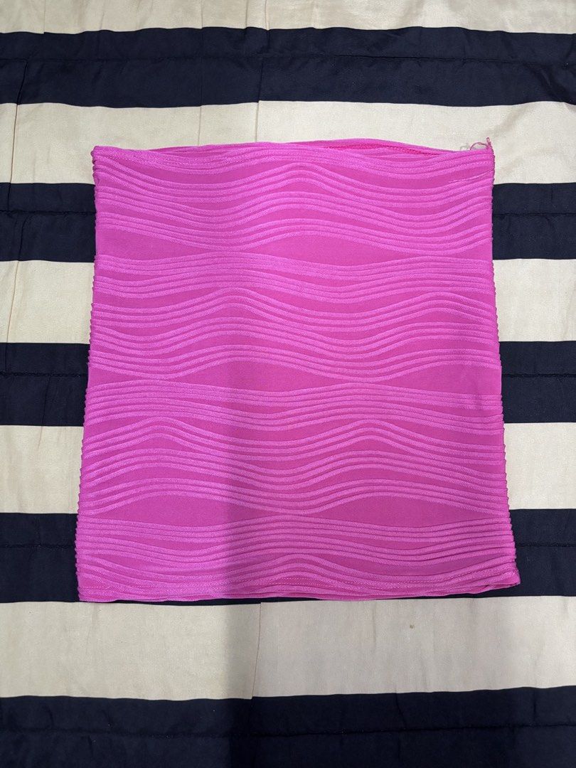 Pink Tube Top (Category: Sleeveless) located in Pasay City. Submitted by marliencalimag (Listing ID 1459785219, Image 2). Description: Used Once in my xmas party last year stretchable fabric! RFS: Declutter Mop: Gcash Mod: lalamove or JNT.