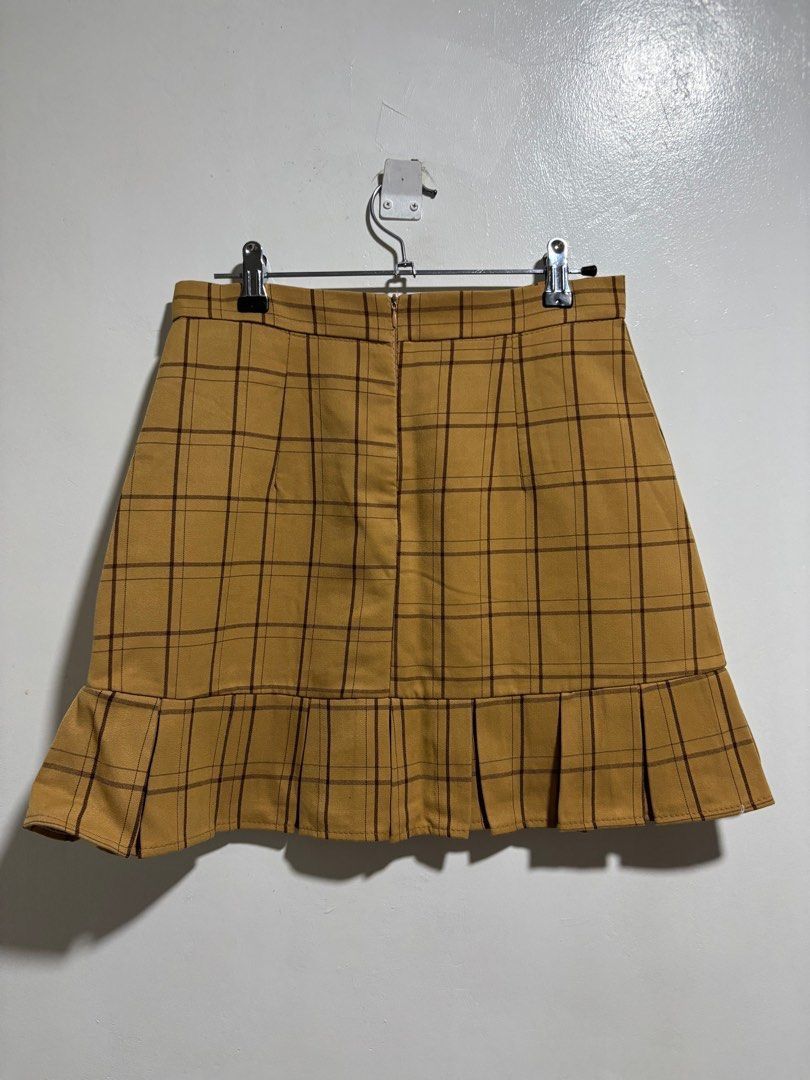 Plaid Skirt with Ruffle Hem (Category: Skirts) located in Cavite. Submitted by aceepreeloved (Listing ID 1459782424, Image 2). Description: Size: Large on tag, but best fit Medium Waist: 13.5 in Hips: 18 in Length: 16 in.