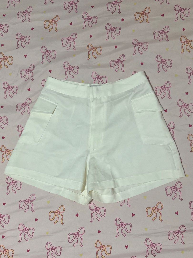 Plain & Prints off white premium shorts (Category: Shorts) located in Daet. Submitted by 614cb (Listing ID 1459720278, Image 1). Description: Very nice in actual Used only once, i gained weight right after Rfs: been wfh and seldom goes out and enjoying it. Pls give my stuff a new home. .