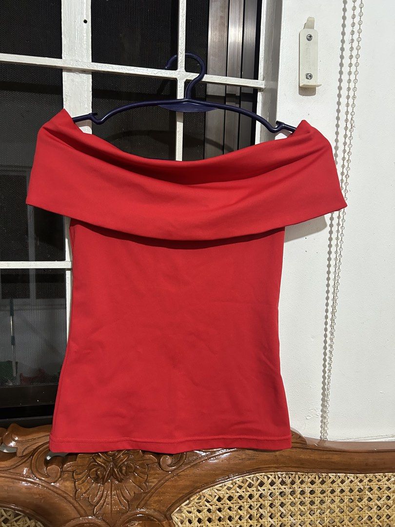 PLAINS & PRINTS Red Off-Shoulder Top (Category: Blouses) located in Santa Rosa. Submitted by vastmountain.c924cd (Listing ID 1459836914, Image 3). Description: Hindi pa po nasusuot nalaban lang - Red off-shoulder top - Brand: PLAINS & PRINTS - Fitted style - Versatile: dress up or down - Easy to pair with skirts or pants.