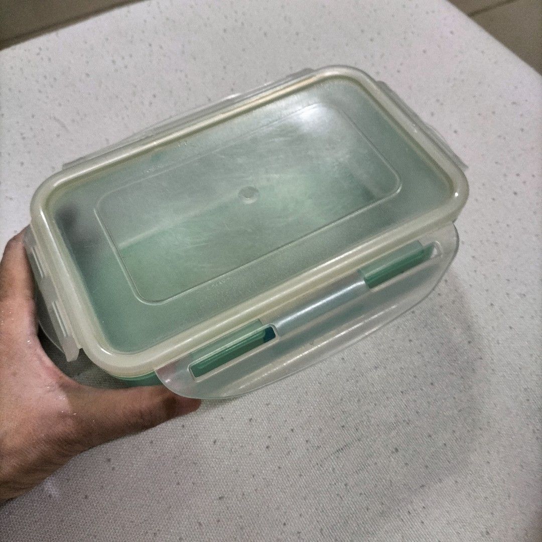 Plastic Food Container with Lid (Category: Food Organization & Storage) located in Paranaque City. Submitted by decluttering-all (Listing ID 1459899078, Image 1). Description: - Green rectangular plastic food container - Clear lid with side clips for secure closure - Ideal for storing leftovers or packing lunches - Easy to clean and durable free when you buy 200 worth decluttering pick up beside Toyota bicutan paranaque .