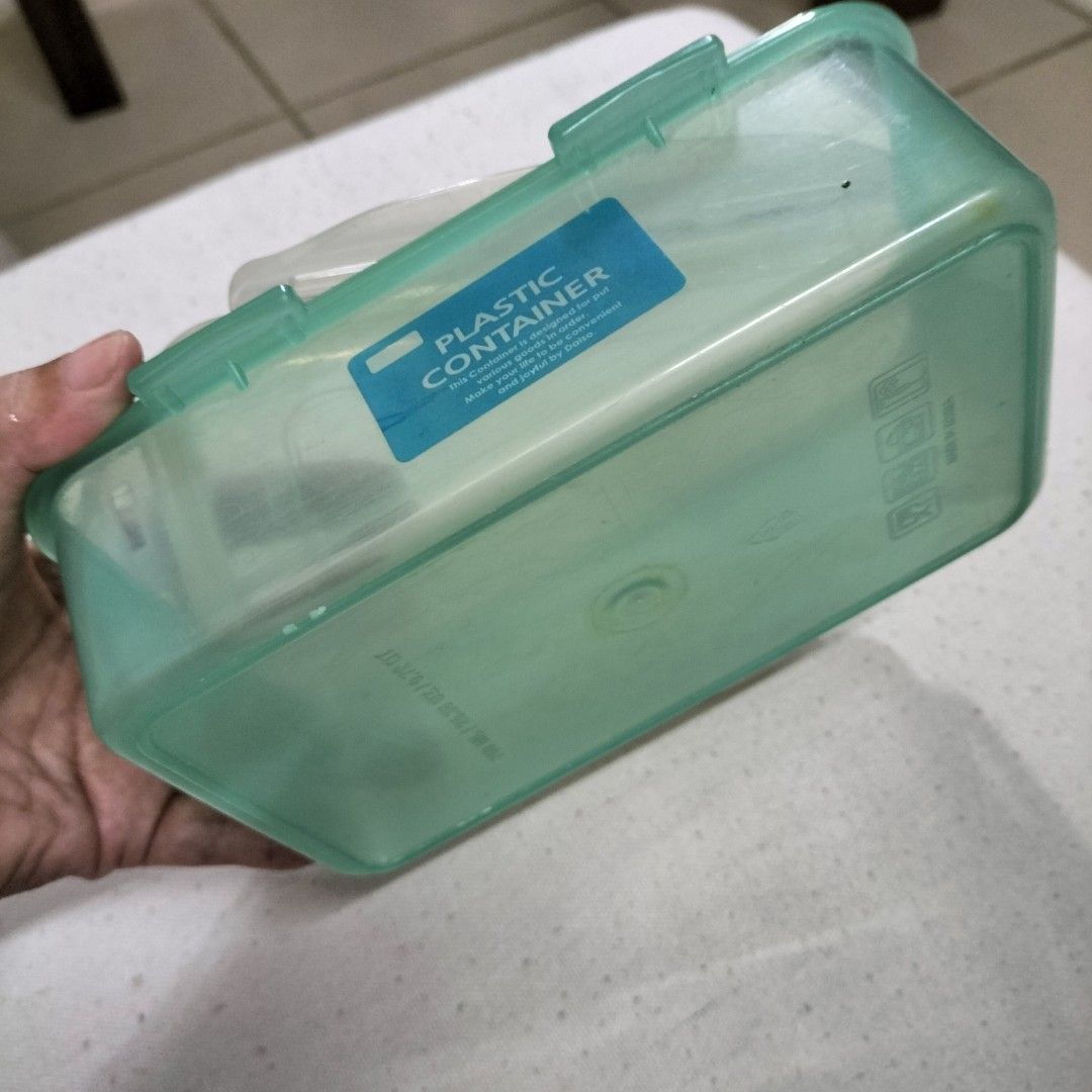 Plastic Food Container with Lid (Category: Food Organization & Storage) located in Paranaque City. Submitted by decluttering-all (Listing ID 1459899078, Image 3). Description: - Green rectangular plastic food container - Clear lid with side clips for secure closure - Ideal for storing leftovers or packing lunches - Easy to clean and durable free when you buy 200 worth decluttering pick up beside Toyota bicutan paranaque .