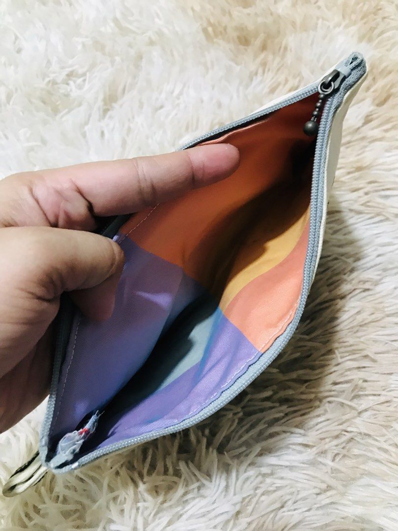 POUCH (Category: Purses & Pouches) located in Gamu. Submitted by 2022bagsbunny (Listing ID 1459711681, Image 3). Description: .