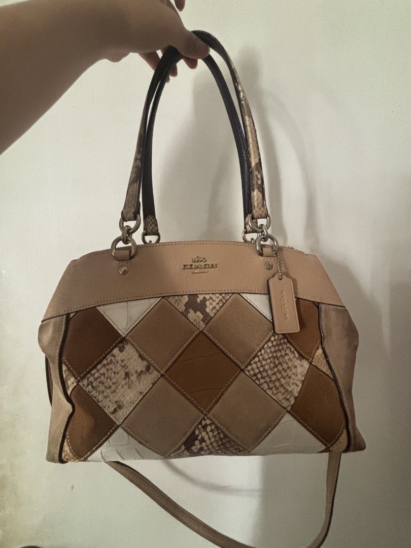 PRELOVED COACH BAG (WITH STRAP) (Category: Shoulder Bags) located in Quezon City. Submitted by tienlovelle (Listing ID 1459831242, Image 1). Description: 👛🧚🏻‍♀️ PRELOVED COACH BAG Coach Brooke Caryall Bag (with Strap) PRICE: 2500 (i love this bag sm so i need a serious buyer for this one🥹) DETAILS: For serious buyers, please PM me or comment below for more photos! Bought this a long time ago!! RFS: Decluttering!! And need funds 🥹😭 ♡ You can