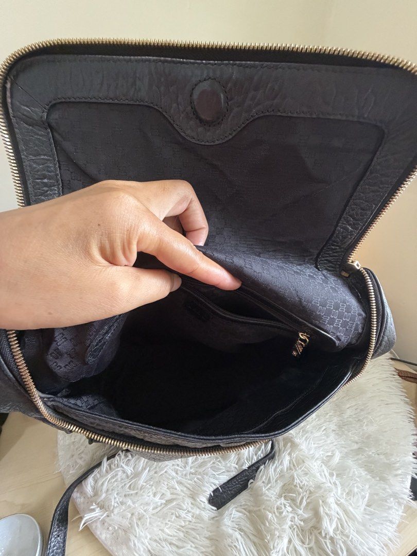 Preloved Daks London Backpack (Category: Backpacks) located in General Mariano Alvarez. Submitted by maxiscollections (Listing ID 1459749312, Image 3). Description: Preloved Daks London Backpack Leather type Sourced from Korea.