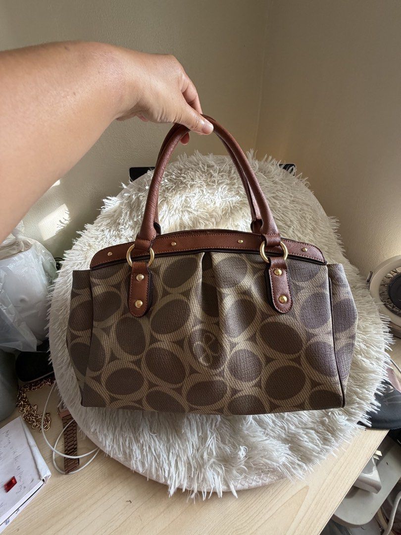 Preloved Elegance Shoulder Bag (Category: Shoulder Bags) located in General Mariano Alvarez. Submitted by maxiscollections (Listing ID 1459747960, Image 1). Description: Preloved Elegance Shoulder Bag Fabric body with leather handles Medium size Sourced from Korea.
