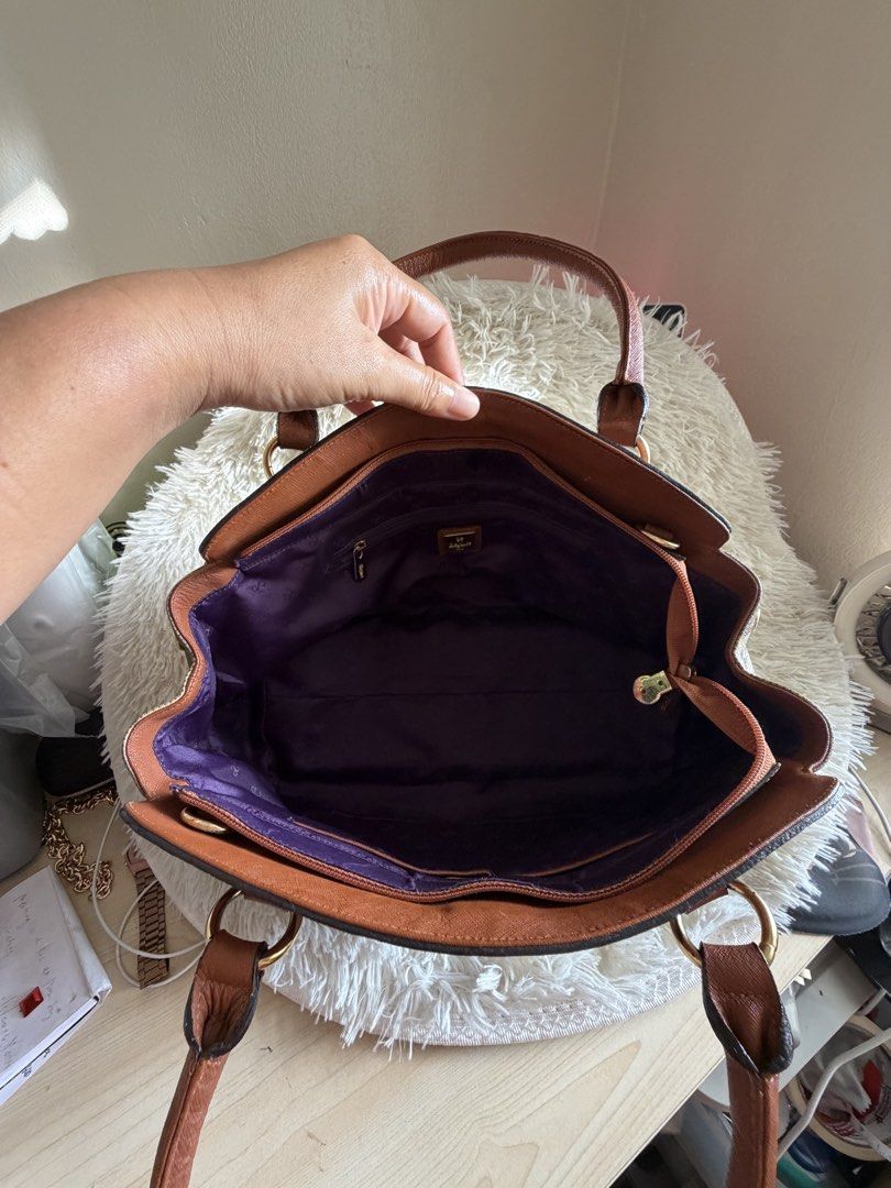 Preloved Elegance Shoulder Bag (Category: Shoulder Bags) located in General Mariano Alvarez. Submitted by maxiscollections (Listing ID 1459747960, Image 3). Description: Preloved Elegance Shoulder Bag Fabric body with leather handles Medium size Sourced from Korea.