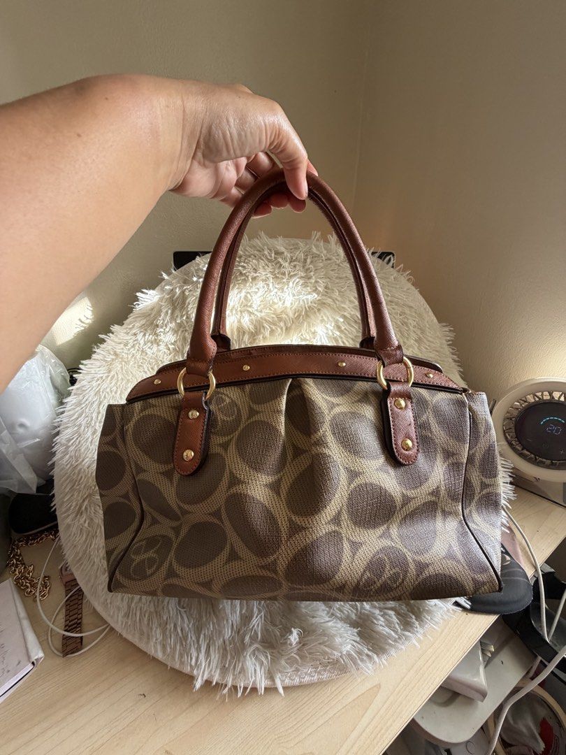 Preloved Elegance Shoulder Bag (Category: Shoulder Bags) located in General Mariano Alvarez. Submitted by maxiscollections (Listing ID 1459747960, Image 2). Description: Preloved Elegance Shoulder Bag Fabric body with leather handles Medium size Sourced from Korea.