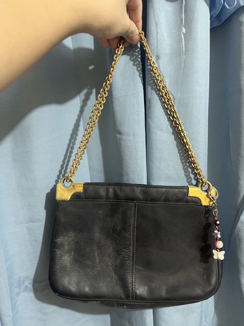Preloved shoulder bag (leather) (Category: Shoulder Bags) located in Quezon City. Submitted by ntryv (Listing ID 1459868678, Image 2). Description: need po sya linisan, medyo nag tarnish na yung mga gold hardwares u can make an offer for this and let’s talk about it 😊.