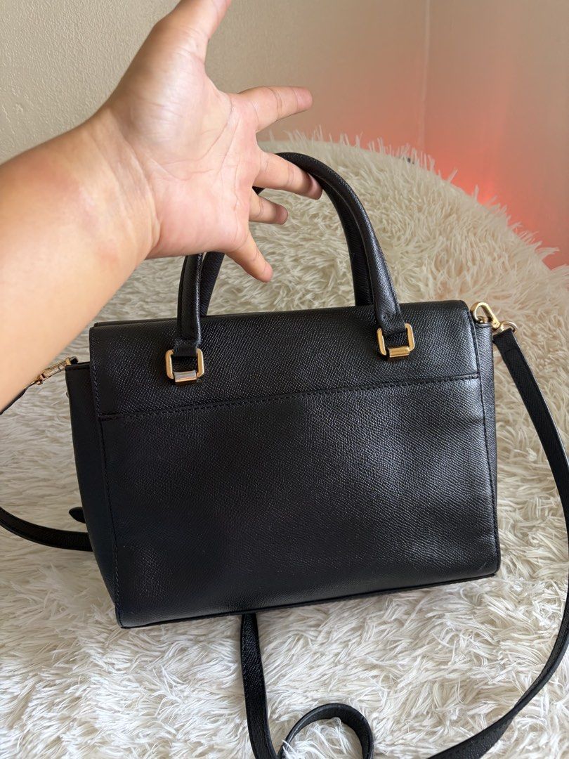 Preloved Vincis Bench Crossbody Bag (Category: Cross-body Bags) located in General Mariano Alvarez. Submitted by maxiscollections (Listing ID 1459748995, Image 2). Description: Preloved Vincis Bench Crossbody Bag Medium size Leather type Sourced from Korea.