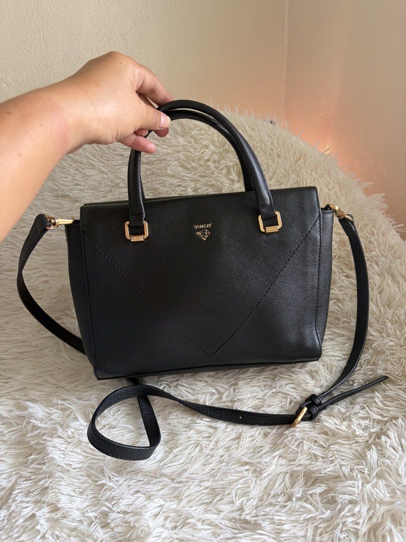 Preloved Vincis Bench Crossbody Bag (Category: Cross-body Bags) located in General Mariano Alvarez. Submitted by maxiscollections (Listing ID 1459748995, Image 1). Description: Preloved Vincis Bench Crossbody Bag Medium size Leather type Sourced from Korea.