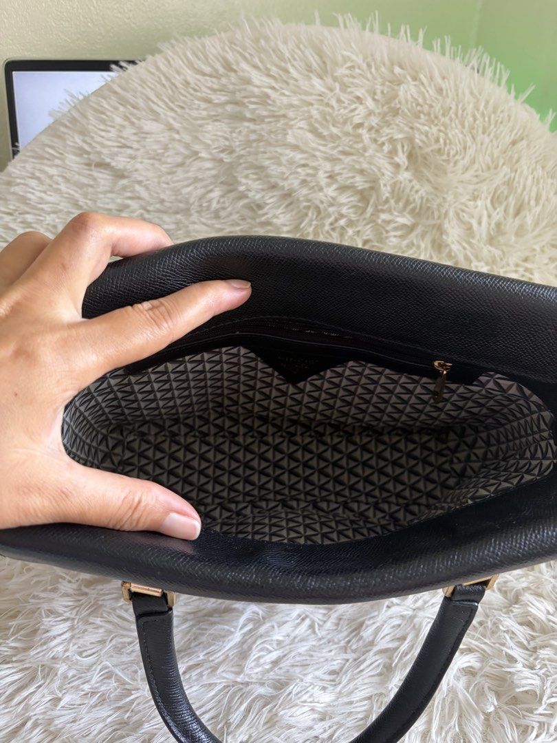 Preloved Vincis Bench Crossbody Bag (Category: Cross-body Bags) located in General Mariano Alvarez. Submitted by maxiscollections (Listing ID 1459748995, Image 3). Description: Preloved Vincis Bench Crossbody Bag Medium size Leather type Sourced from Korea.