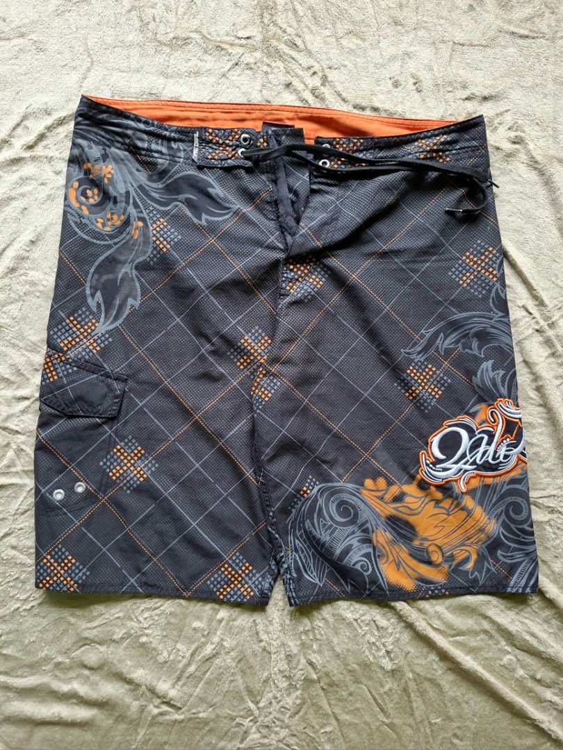 Quiksilver Board Shorts Size 38 - Orange & Grey Pattern (Category: Shorts) located in Alaminos. Submitted by made.by (Listing ID 1459816500, Image 3). Description: Issue: See photo Waist: 38 Length: 23 Hem: 12.