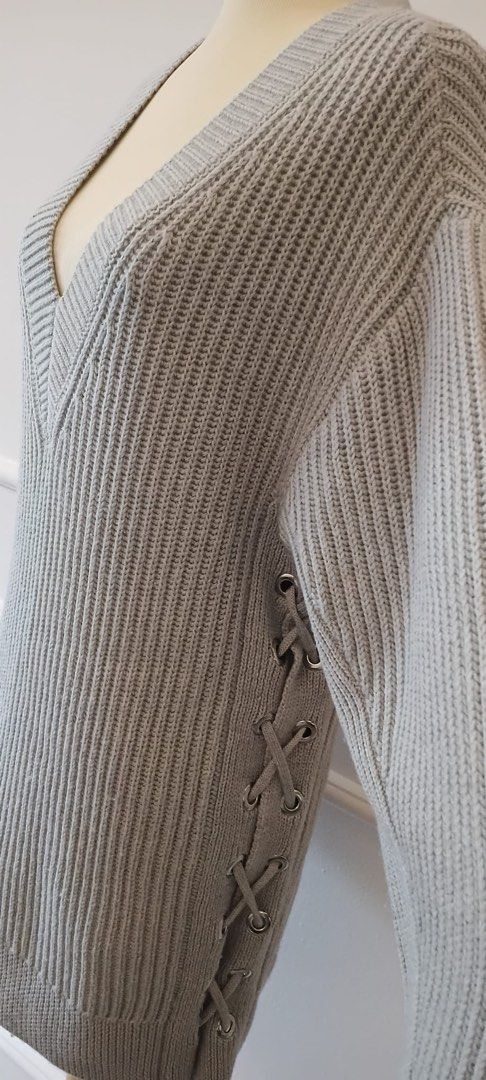 Rag & Bone Pullover (Category: Longsleeves) located in Singapore. Submitted by G_Regalia (Listing ID 1459769683, Image 3). Description: Shoulder width 46cm Arm sleeve 53cm Total length 78cm Authentic Mint condition No lowballers please.