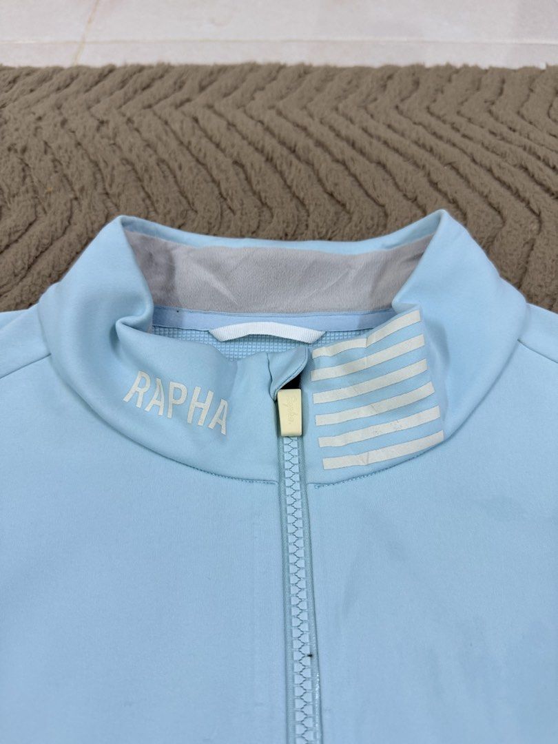 Rapha Pro Team Softshell Jacket (Category: Activewear) located in Kota Bharu. Submitted by recycle.the.garment (Listing ID 1459717886, Image 3). Description: Rapha Pro Team Softshell Jacket Kondisi baik Tiada koyak atau lubang Ada kotoran boleh cuci Ada 1 puller tercabut Zip semua cun Pit 22/24-29.