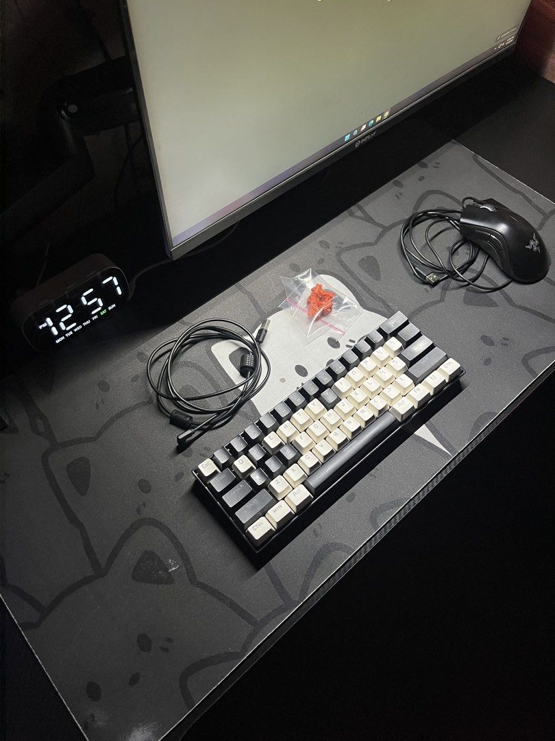 Razer DeathAdder Essential Mouse & Redragon Keyboard (Category: Computer Keyboard) located in Manila. Submitted by mryxsua (Listing ID 1459750176, Image 1). Description: BUNDLE — ₱1,550 ONLY! Wired Mechanical Keyboard • Akko Orange switches Wired Gaming Mouse Freebies: • Mousepad • 5 pcs. extra switches 📍 Pick-up location: Bong’s Motorcycle Accessories, Manila PS. switches pa lang po ng Akko, worth ₱600 na, sulit na po yung bundle.