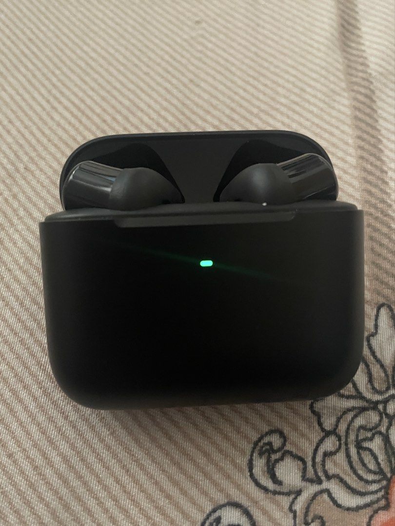 Razer Hammerhead True Wireless X Earbuds (Category: Earphones) located in Angeles City. Submitted by twinklee.555 (Listing ID 1459727501, Image 2). Description: -rfs: earbuds not working properly, need new batteries (cheap to buy online). My loss your gain. -willing to negotiate.