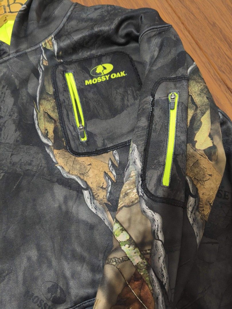 realtree hoodie jacket (Category: Coats, Jackets and Outerwear) located in San Mateo. Submitted by rgbuenaventura (Listing ID 1459691865, Image 2). Description: mossy Oak real tree hoodie XL youth on tag Small Med adult No issue.
