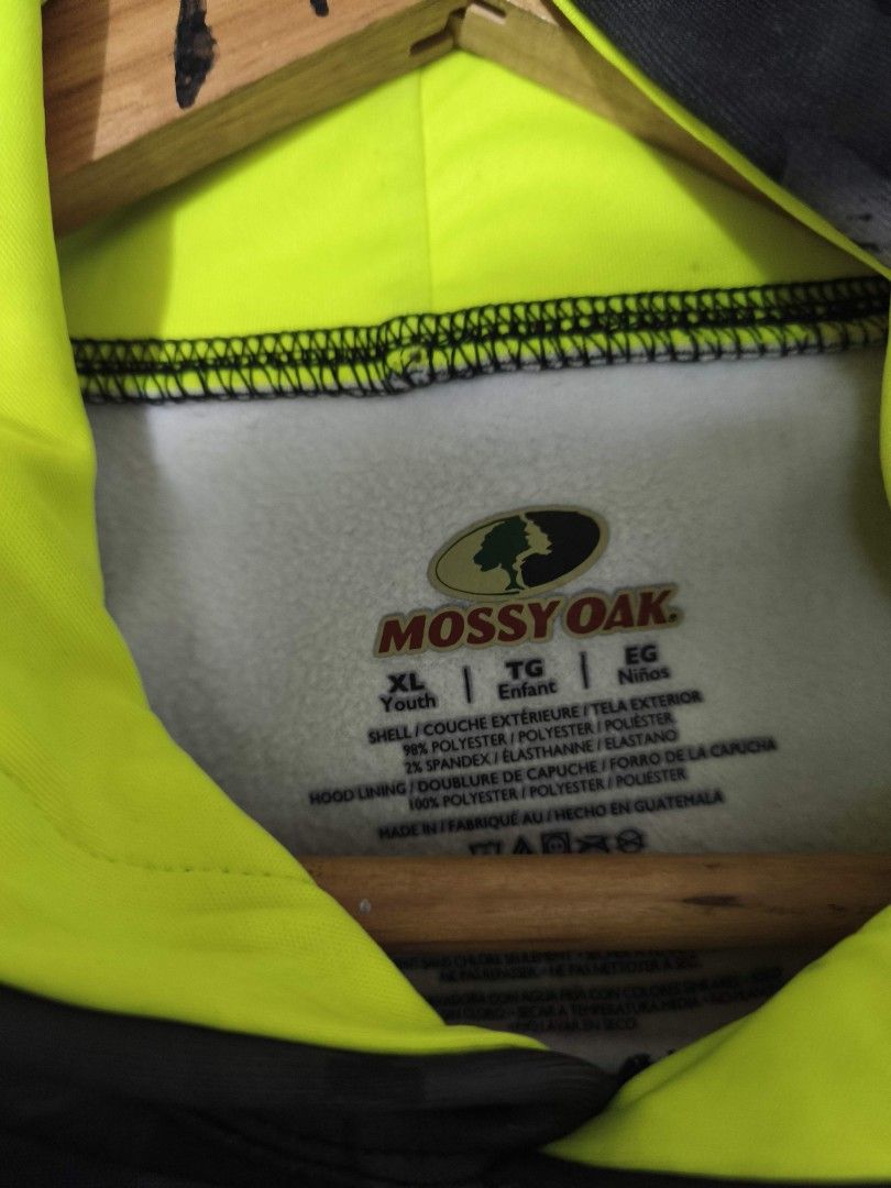 realtree hoodie jacket (Category: Coats, Jackets and Outerwear) located in San Mateo. Submitted by rgbuenaventura (Listing ID 1459691865, Image 3). Description: mossy Oak real tree hoodie XL youth on tag Small Med adult No issue.