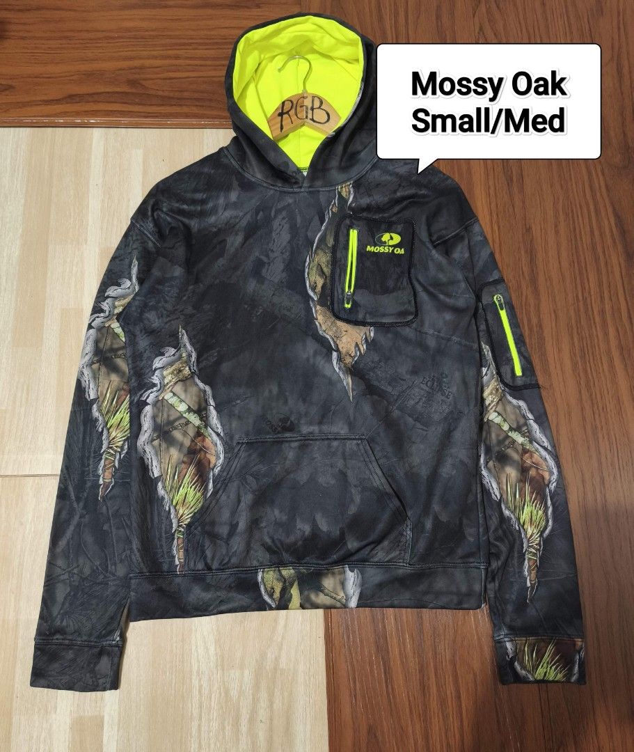 realtree hoodie jacket (Category: Coats, Jackets and Outerwear) located in San Mateo. Submitted by rgbuenaventura (Listing ID 1459691865, Image 1). Description: mossy Oak real tree hoodie XL youth on tag Small Med adult No issue.