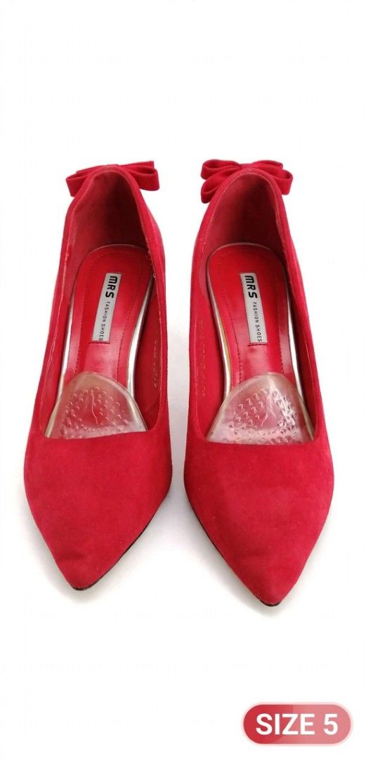 Red Suede Bow Stiletto Heels - Size 5 (Category: Heels) located in Manila. Submitted by roseannlmn66895 (Listing ID 1459716543, Image 3). Description: Red Suede Pumps SIZE 5 - P180 Size 5 (220) MRS Fashion Shoes. Issue: unting bakbak sa loob, tanggal isang ribbon sa likod. Outside suede good pa, sole hindi pudpod, heel buo, free gel pad. Location Manggahan Pasig, shipped via Lalamove. --- Black Slingback SIZE 5 - P180 Size 5. Issue: unting bakbak
