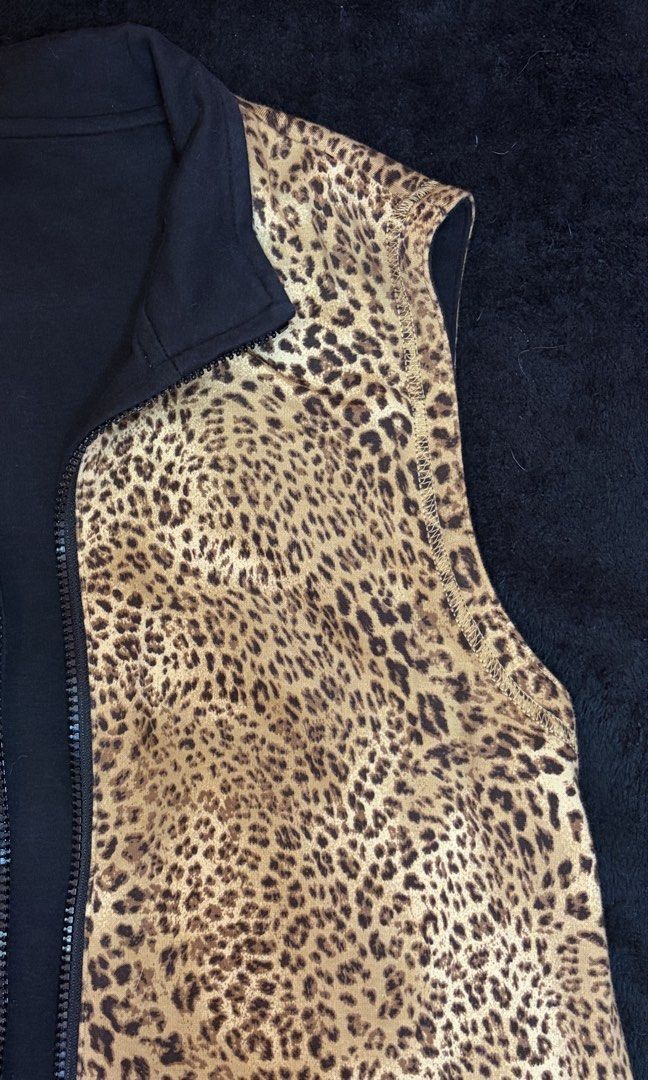 Reversible Leopard Print & Suede-Like Black Vest (Category: Sleeveless) located in Pasig City. Submitted by kimberlytorralba (Listing ID 1459848981, Image 1). Description: - One side black, other side leopard print - Zip-up front with stand-up/relaxed collar - No issues - Dm for more pics if ever - Fits S-M - MOP: GCash/Maya/GoTyme - MOD: Lalamove/Moveit/Angkas (c/o buyer).