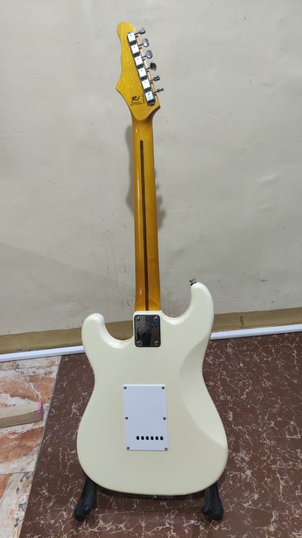 RJ Gigline Skycaster Vintage White (Category: Musical Instruments) located in Paranaque City. Submitted by twangkil (Listing ID 1459864905, Image 3). Description: -RJ Gigline Skycaster - Stratocaster style - 3 single-coil pickups - Tremolo bridge -5 way pick up selection -With Ordinary Bag.