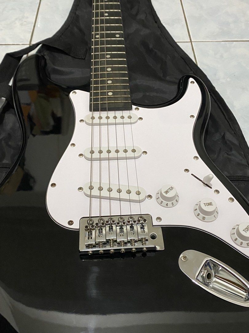 Salfini Guitar (Category: Musical Instruments) located in Cebu City. Submitted by leo02.436 (Listing ID 1459829199, Image 2). Description: Rfs: Need Funds, has been used for cover songs at home, in studio practice, and performance, ready to play, Fixed Price, inclusion: Guitar Bag, Cord, Pick, Pickup Switch Cap.