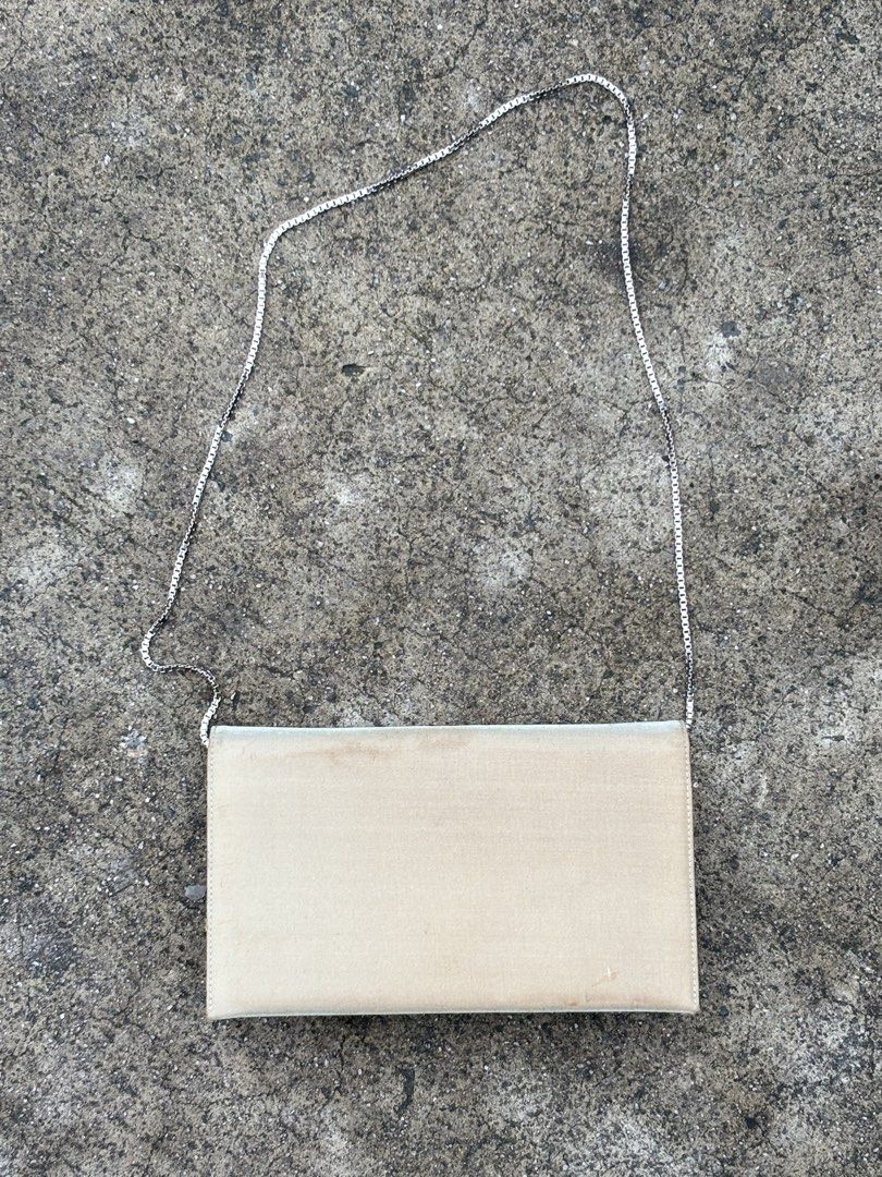 Salvatore Ferragamo Sling bag (Category: Shoulder Bags) located in Manila. Submitted by luxstreetwearzcasual (Listing ID 1459747184, Image 1). Description: No issue Need clean .