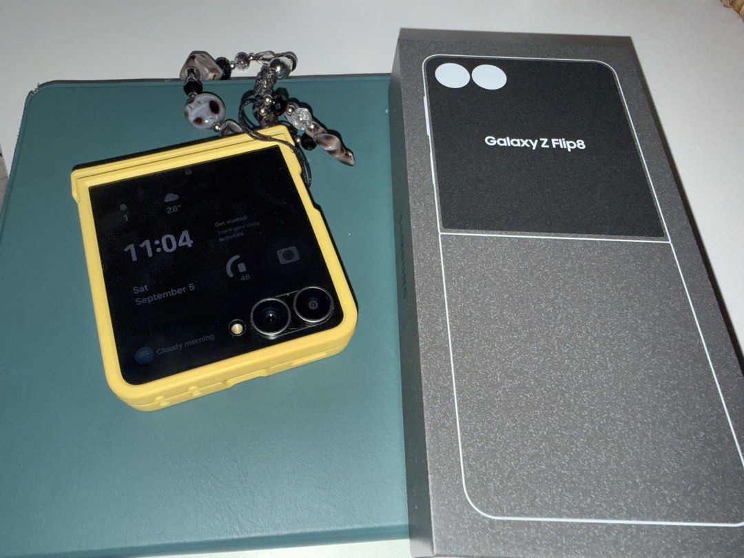 Samsung Flip 8 (Category: Samsung) located in Manila. Submitted by fastshark_85f4f3 (Listing ID 1459715311, Image 3). Description: FOR SALE: Samsung Galaxy Z Flip8 256GB ✨ LIKE NEW — MINIMAL USE! 📅 Bought August 13, 2026 📦 Complete set 🧾 With proof of purchase 💯 No issues, in excellent condition Selling because hindi talaga ako sanay sa Android 😅 Coming from iPhone, hindi ko masyadong nagagamit kaya sayang lang nakatago. 🎁 FREE 2 CASES — ka