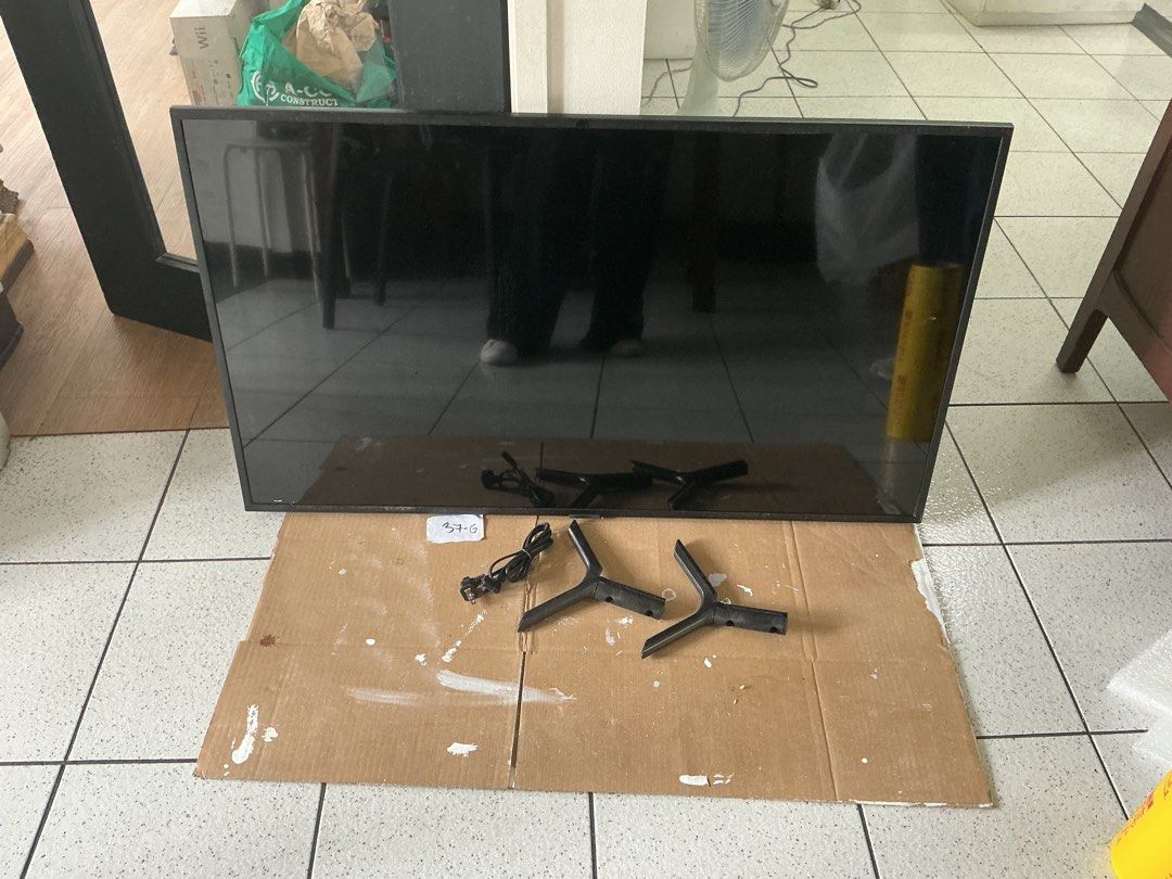 Samsung Smart TV (42 inches) (Category: TV) located in Quezon City. Submitted by lzn_jrsh (Listing ID 1459894921, Image 1). Description: Samsung Smart TV (42 inches) Condition: - Still working and in good condition kasi slightly lang na used, kaya mukang brand new pa rin. Reason/s for Selling: - Not being used na Price: ₱16,000 reminder: cash on pick up basis only Pm me if you’re interested! .