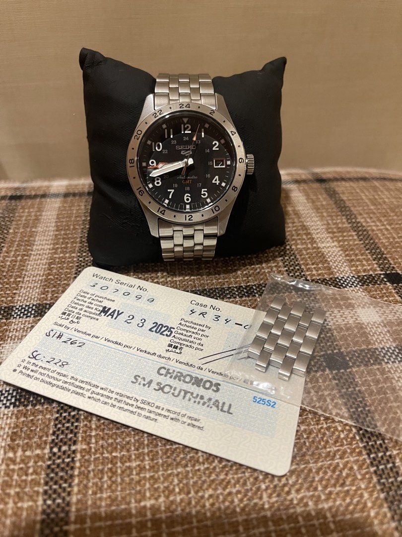 Seiko ssk033 Explorer (Category: Men's Watches) located in Quezon City. Submitted by justinmark0207 (Listing ID 1459888138, Image 3). Description: Seiko ssk033 “black explorer” 8.5/10 condition Sign of usage (hairlines) Complete: Hangtag Double box Links Guarantee card Las Piñas Location.