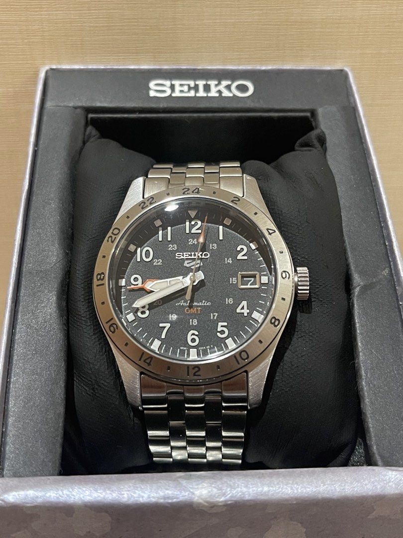 Seiko ssk033 Explorer (Category: Men's Watches) located in Quezon City. Submitted by justinmark0207 (Listing ID 1459888138, Image 1). Description: Seiko ssk033 “black explorer” 8.5/10 condition Sign of usage (hairlines) Complete: Hangtag Double box Links Guarantee card Las Piñas Location.