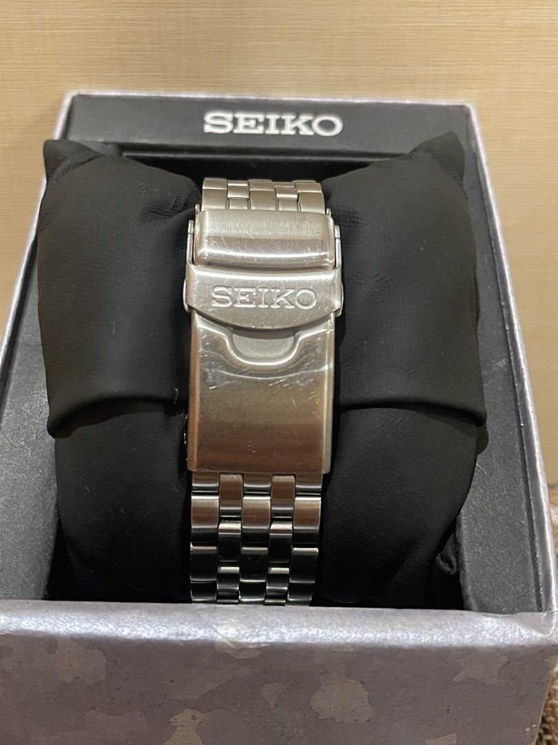 Seiko ssk033 Explorer (Category: Men's Watches) located in Quezon City. Submitted by justinmark0207 (Listing ID 1459888138, Image 2). Description: Seiko ssk033 “black explorer” 8.5/10 condition Sign of usage (hairlines) Complete: Hangtag Double box Links Guarantee card Las Piñas Location.