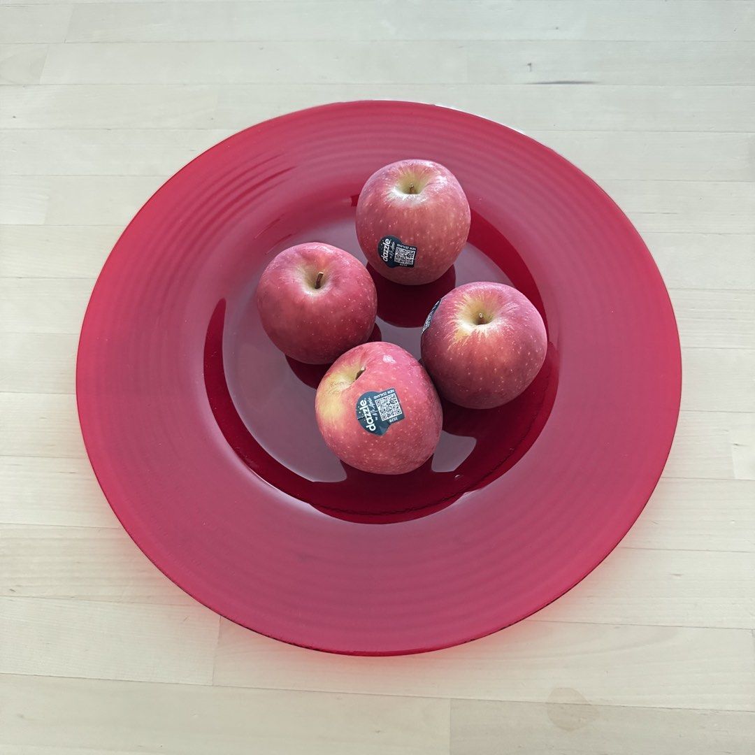 Selenium Ruby Red Large Plate （分類：餐具和餐具）位於 Hong Kong。 由 mikolamm 提交（商品編號 1459760154，圖片 1）。簡介： size: ø34 x h2 cm selenium ruby red glass 紅寶石色 weave pattern base 籃紋底 elegant look 貴感 * rarely use, 90% new 少用，九成新 * 0 defects 沒破損或任何質素問題 * fragile item, suggested to do face trade 易碎物品，建議面交。