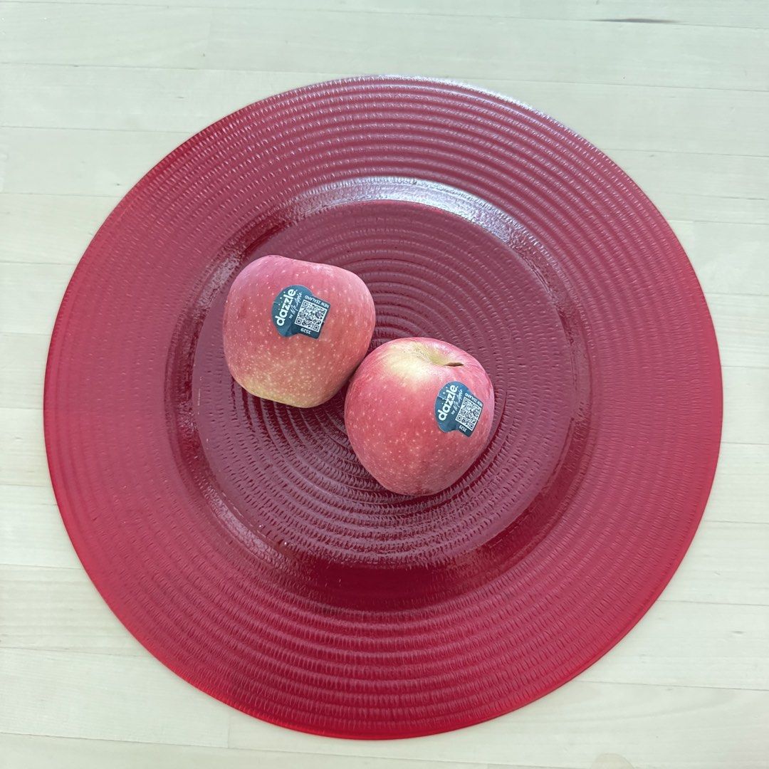 Selenium Ruby Red Large Plate （分類：餐具和餐具）位於 Hong Kong。 由 mikolamm 提交（商品編號 1459760154，圖片 3）。簡介： size: ø34 x h2 cm selenium ruby red glass 紅寶石色 weave pattern base 籃紋底 elegant look 貴感 * rarely use, 90% new 少用，九成新 * 0 defects 沒破損或任何質素問題 * fragile item, suggested to do face trade 易碎物品，建議面交。