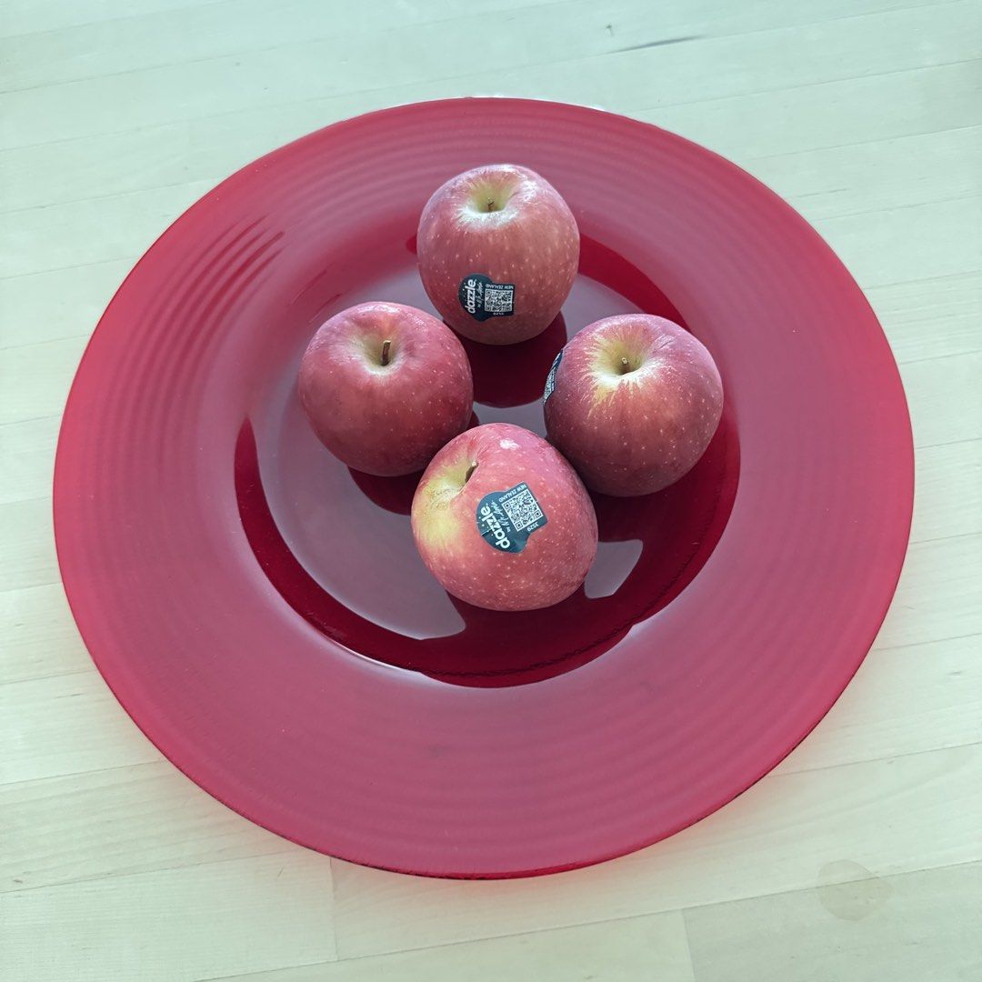 Selenium Ruby Red Large Plate （分類：餐具和餐具）位於 Hong Kong。 由 mikolamm 提交（商品編號 1459760154，圖片 2）。簡介： size: ø34 x h2 cm selenium ruby red glass 紅寶石色 weave pattern base 籃紋底 elegant look 貴感 * rarely use, 90% new 少用，九成新 * 0 defects 沒破損或任何質素問題 * fragile item, suggested to do face trade 易碎物品，建議面交。