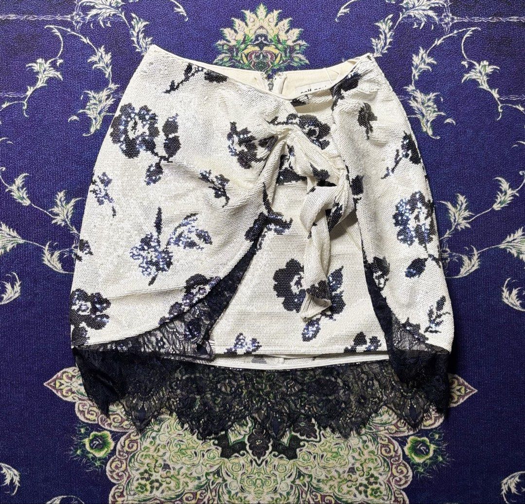 Self-Portrait Floral Sequin Wrap Mini Skirt (Category: Skirts) located in Valenzuela. Submitted by telagram (Listing ID 1459816205, Image 1). Description: .