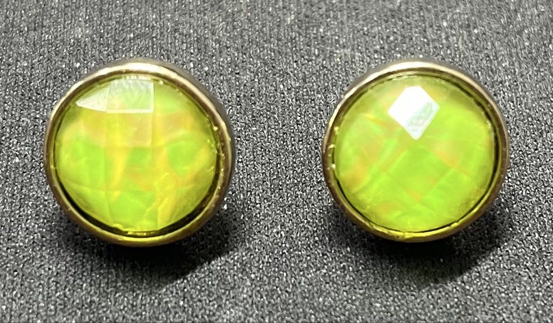 [Set of 3 Pairs] Vintage Color-Shifting Cabochon Stud Earrings | 復古幻彩龍息石風耳環套裝 (3對) （分類：耳環）位於 Hong Kong。 由 rklli 提交（商品編號 1459772504，圖片 3）。簡介： Selling a matching set of 3 pairs of stunning vintage-style stud earrings. The smooth, domed cabochons feature a mesmerizing Color-shifting effect that beautifully catches the light. The interior is crafted with a high-flash Aurora Borealis foil that transitions smoothly from vibrant lime green to a fiery or