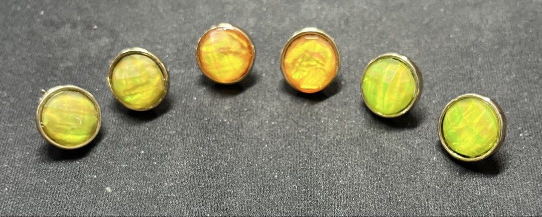 [Set of 3 Pairs] Vintage Color-Shifting Cabochon Stud Earrings | 復古幻彩龍息石風耳環套裝 (3對) （分類：耳環）位於 Hong Kong。 由 rklli 提交（商品編號 1459772504，圖片 1）。簡介： Selling a matching set of 3 pairs of stunning vintage-style stud earrings. The smooth, domed cabochons feature a mesmerizing Color-shifting effect that beautifully catches the light. The interior is crafted with a high-flash Aurora Borealis foil that transitions smoothly from vibrant lime green to a fiery or