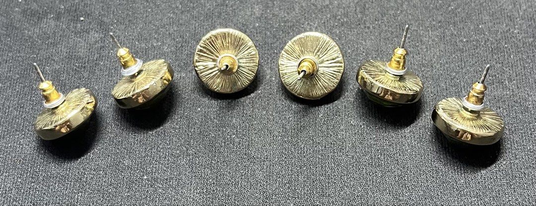 [Set of 3 Pairs] Vintage Color-Shifting Cabochon Stud Earrings | 復古幻彩龍息石風耳環套裝 (3對) （分類：耳環）位於 Hong Kong。 由 rklli 提交（商品編號 1459772504，圖片 2）。簡介： Selling a matching set of 3 pairs of stunning vintage-style stud earrings. The smooth, domed cabochons feature a mesmerizing Color-shifting effect that beautifully catches the light. The interior is crafted with a high-flash Aurora Borealis foil that transitions smoothly from vibrant lime green to a fiery or