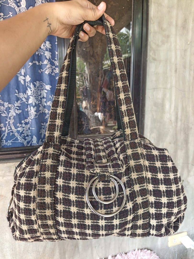 Shoulder bag (Category: Shoulder Bags) located in Manila. Submitted by ukay-ukaybylyn (Listing ID 1459708130, Image 1). Description: good condition💯 medium size kasya folded payong sign of use sa last picture sa loob may himulhol.