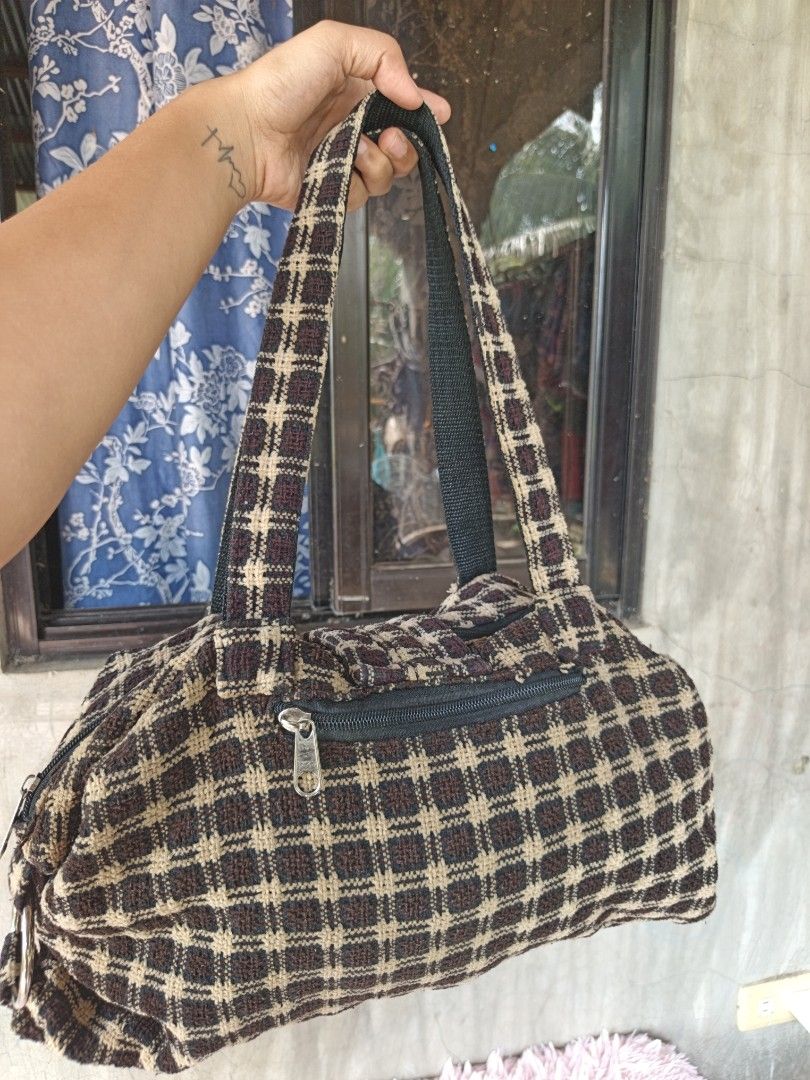 Shoulder bag (Category: Shoulder Bags) located in Manila. Submitted by ukay-ukaybylyn (Listing ID 1459708130, Image 3). Description: good condition💯 medium size kasya folded payong sign of use sa last picture sa loob may himulhol.