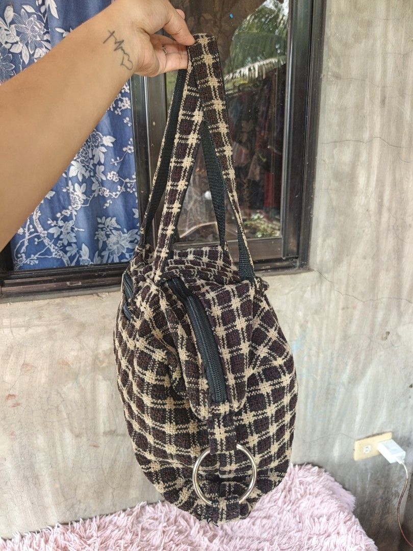 Shoulder bag (Category: Shoulder Bags) located in Manila. Submitted by ukay-ukaybylyn (Listing ID 1459708130, Image 2). Description: good condition💯 medium size kasya folded payong sign of use sa last picture sa loob may himulhol.