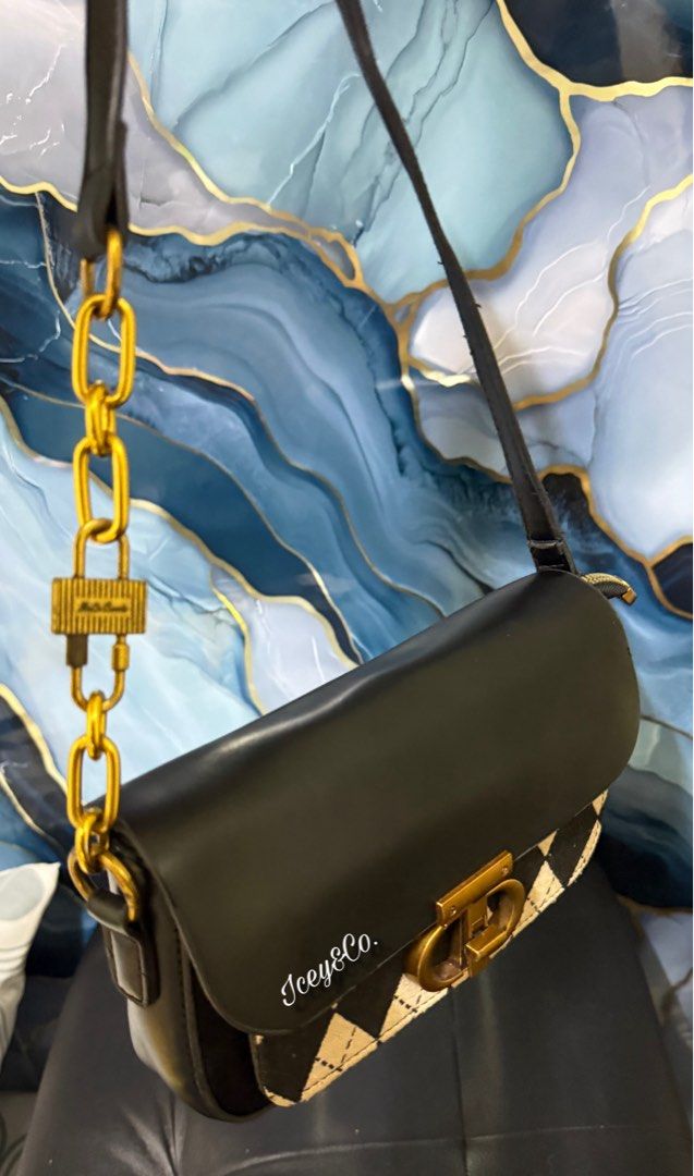 Shoulder Bag (Category: Shoulder Bags) located in Manila. Submitted by iceyness1984 (Listing ID 1459737206, Image 2). Description: ✨ Shoulder Bag — ₱399 only! 👜 Simple, classy, and perfect for your everyday OOTD! 💕 Limited piece only—grab yours before it’s gone! 🛍️ 📩 DM to order #IceyAndCo #ShoulderBag #AffordableFinds #WhereStyleMeetsYourConfidence.